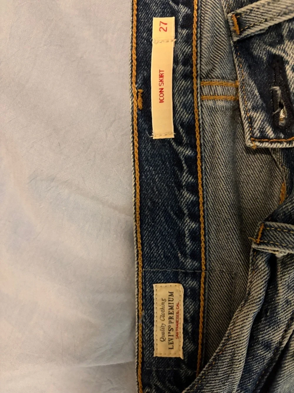 Levi's blue denim mini skirt with contrast stitching - Picture 2 of 3